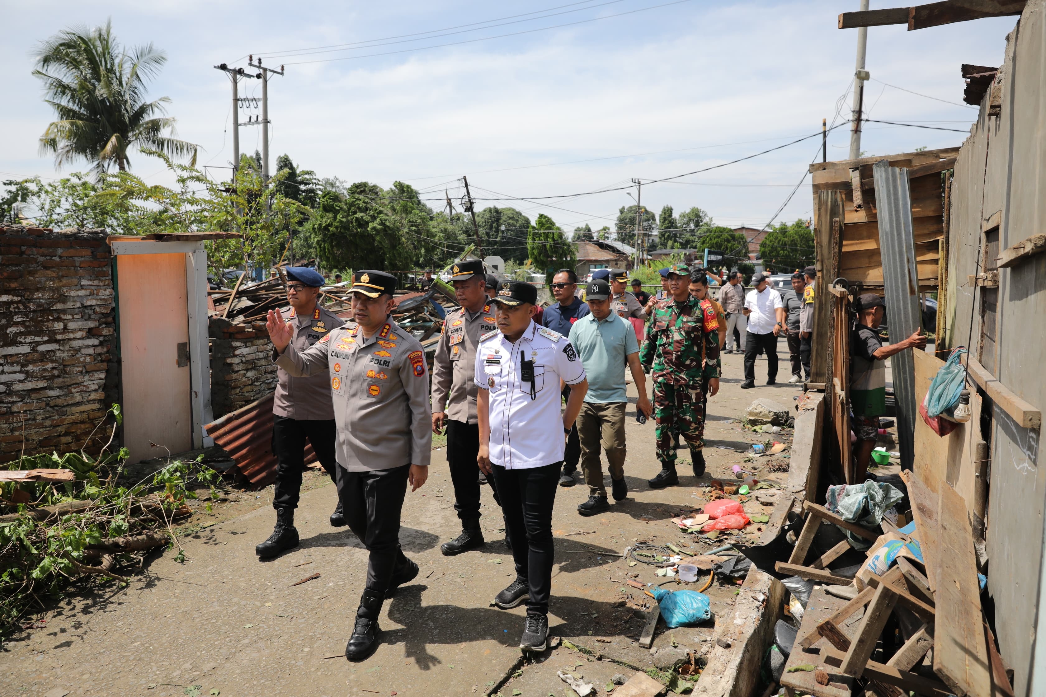 Kapolrestabes Medan Tinjau Penanganan Bencana Puting Beliung Medan Johor