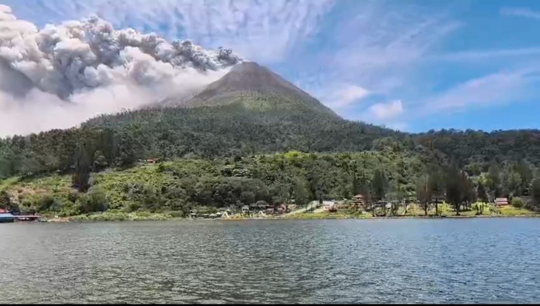 Erupsi Gunung Sinabung Lumpuhkan Kualanamu, 21 Penerbangan Batal