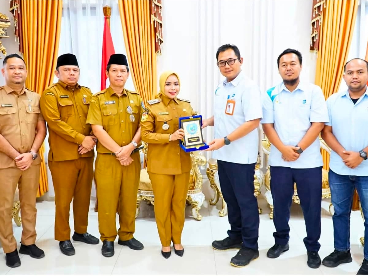Bupati Labuhanbatu 'Didesak' Warga Pesisir, Langsung Pasang Badan Minta PLN Perbesar Arus Listrik dan Permudah Bedah Rumah