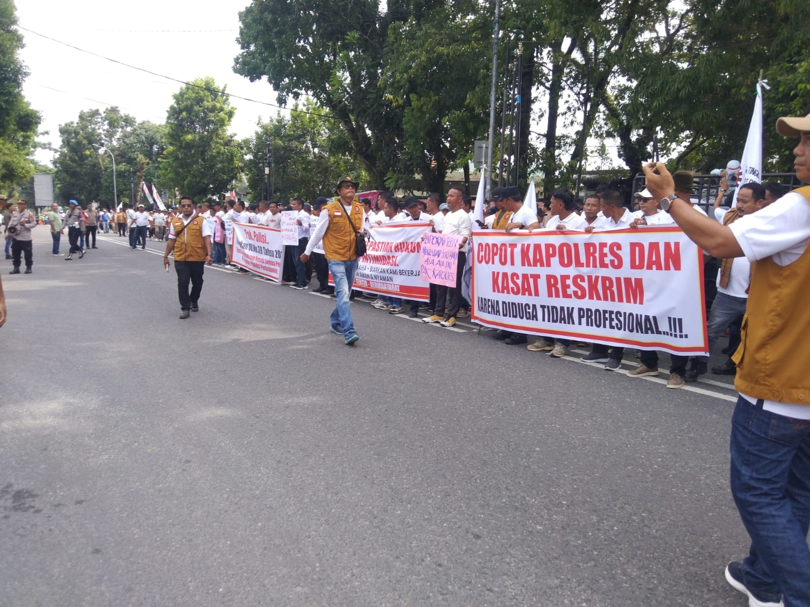Lamban Usut Pencurian Sawit! Ratusan Buruh PTPN IV Geruduk Polres Labuhanbatu, Desak Copot Kapolres