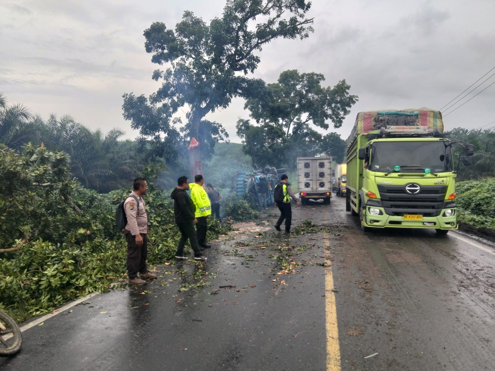 Laka Tunggal Truk Box Lumpuhkan Jalinsum PTPN IV Sisumut, Polisi Sigap Urai Kemacetan