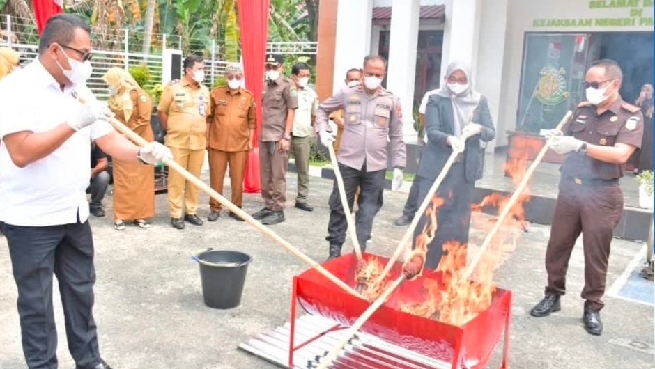 Kejaksaan Negeri Padangsidimpuan Musnahkan Ratusan Barang Bukti Narkoba dan Senjata Tajam dari 68 Perkara