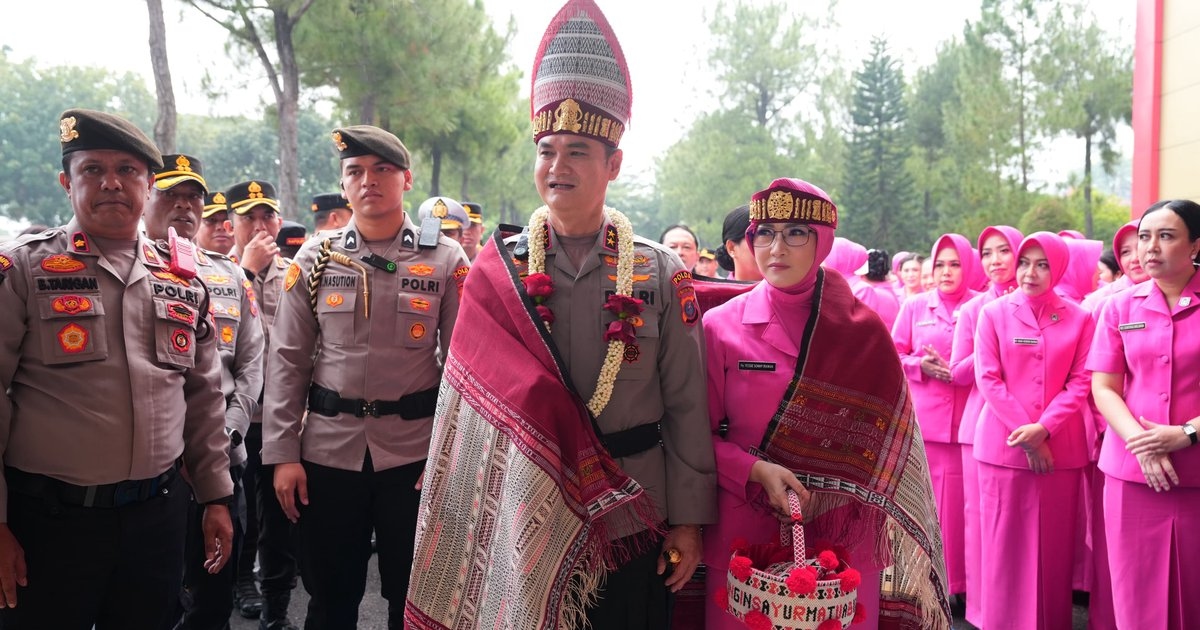 Resmi Pimpin Polda Sumut, Irjen Pol Sonny Irawan Disambut Ulos dan Tarian Tradisional