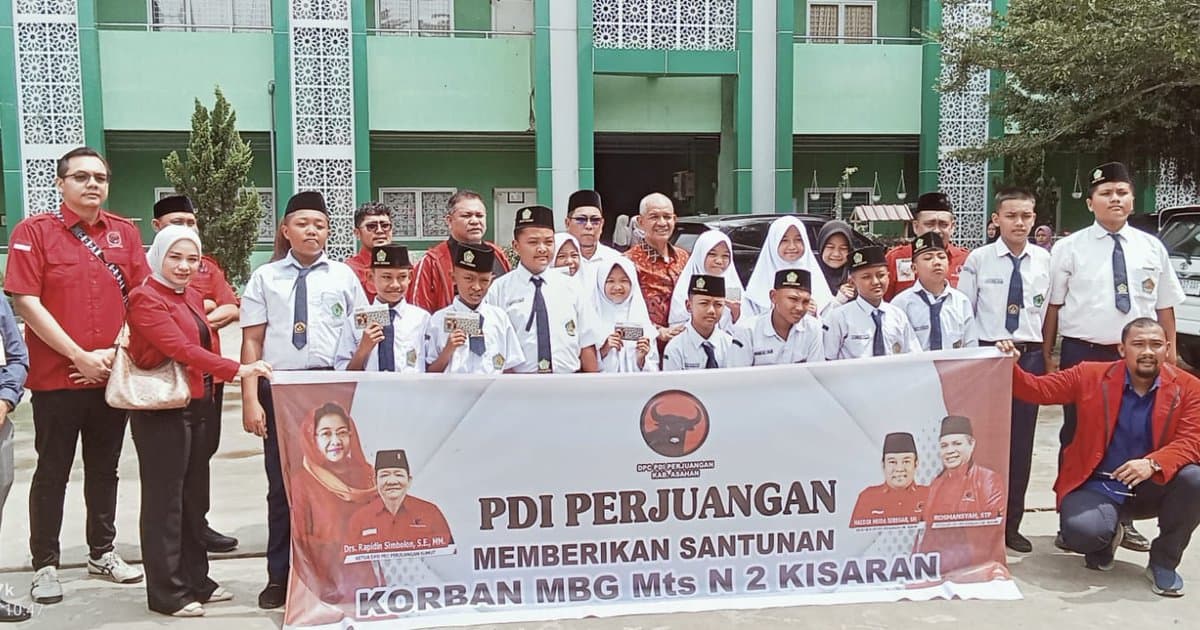 Jalani Instruksi Megawati, PDI Perjuangan Berikan Tali Asih Kepada 21 Siswa MTsN 2 Korban MBG di Asahan