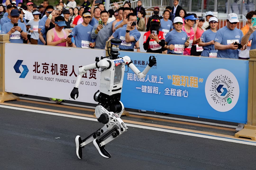 Robot Humanoid China Kalahkan Pelari di Half Marathon Beijing