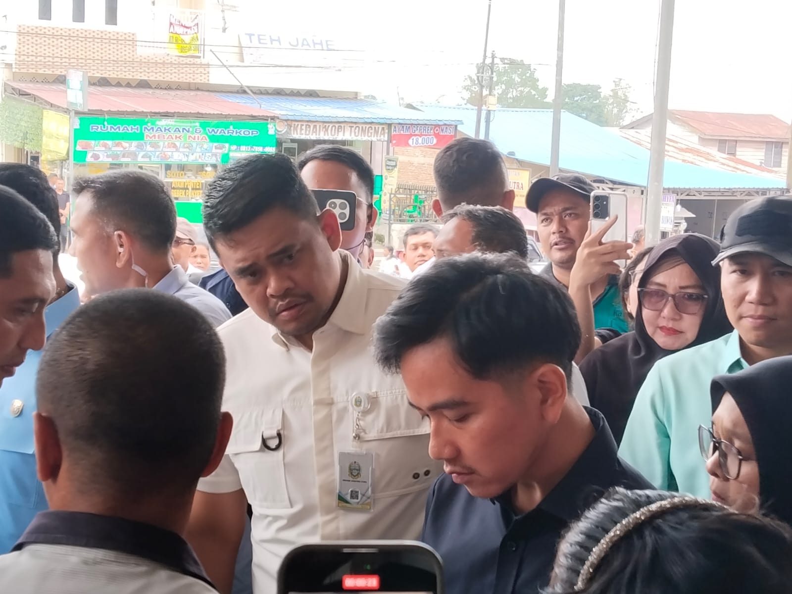 Wapres Gibran dan Bobby Nasution Tinjau Korban Keracunan MBG di Karo, Biaya Berobat Ditanggung Pemerintah