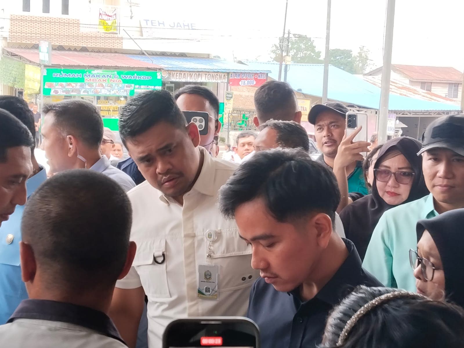 Wapres Gibran dan Bobby Nasution Tinjau Korban Keracunan MBG di Karo, Biaya Berobat Ditanggung Pemerintah