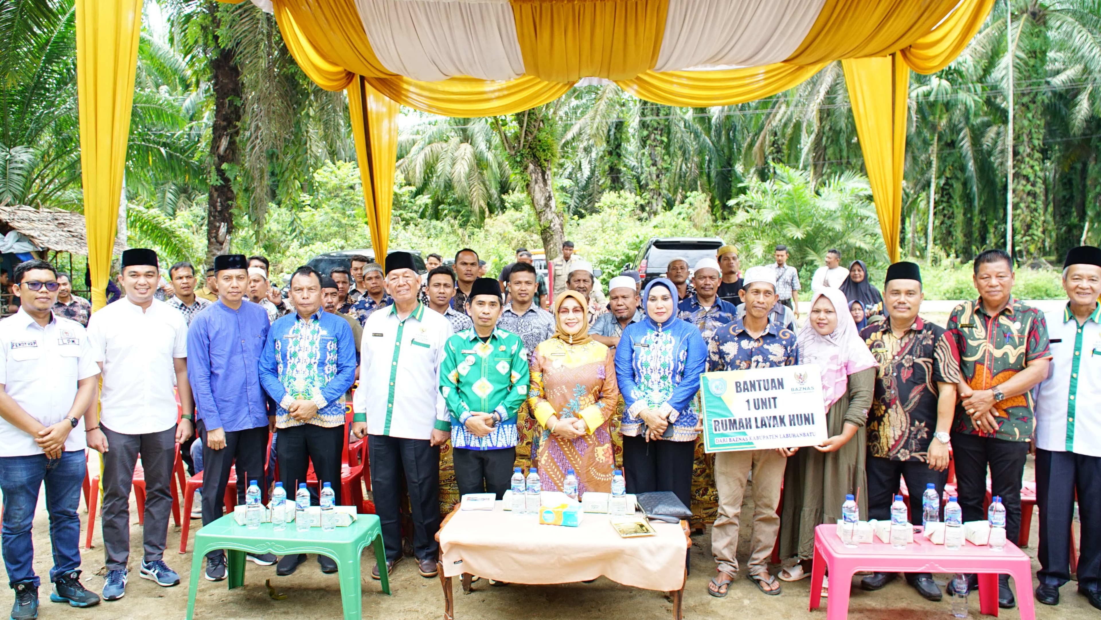 Plt Bupati Labuhanbatu, Hj.Ellya Rosa Siregar, S.Pd, M.Pd Serahkan Kunci Rumah Layak Huni