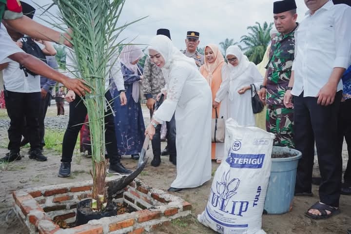 Bupati Tanam 2 Pohon Kurma di Masjid Sultan Adil Bidar Alamsyah Negeri Lama, dr Maya: Simbol Keberkahan dan Kebaikan